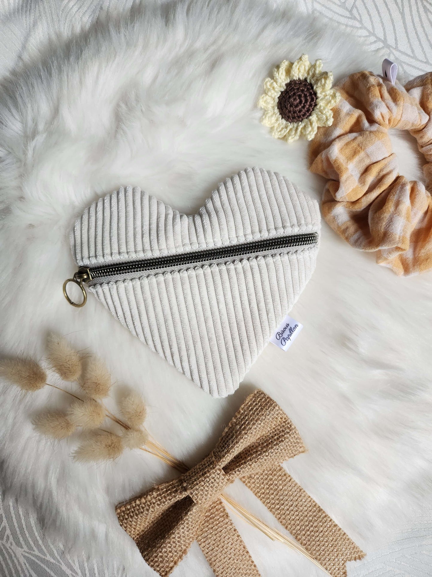 Pochette cœur – l’accessoire qui bat au rythme de tes journées 💖