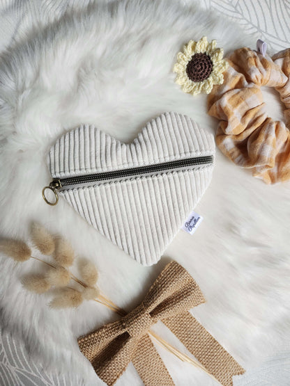 Pochette cœur – l’accessoire qui bat au rythme de tes journées 💖