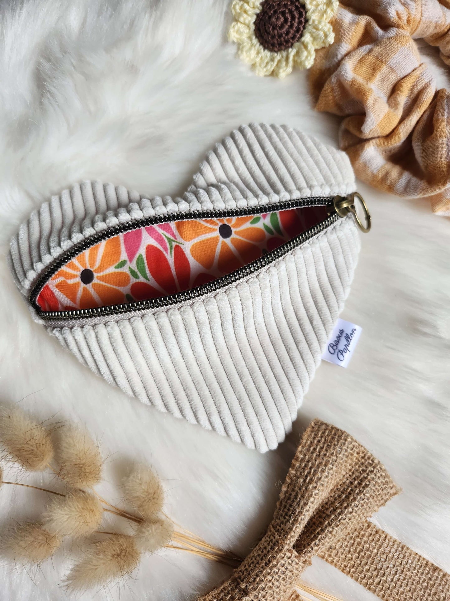 Pochette cœur – l’accessoire qui bat au rythme de tes journées 💖