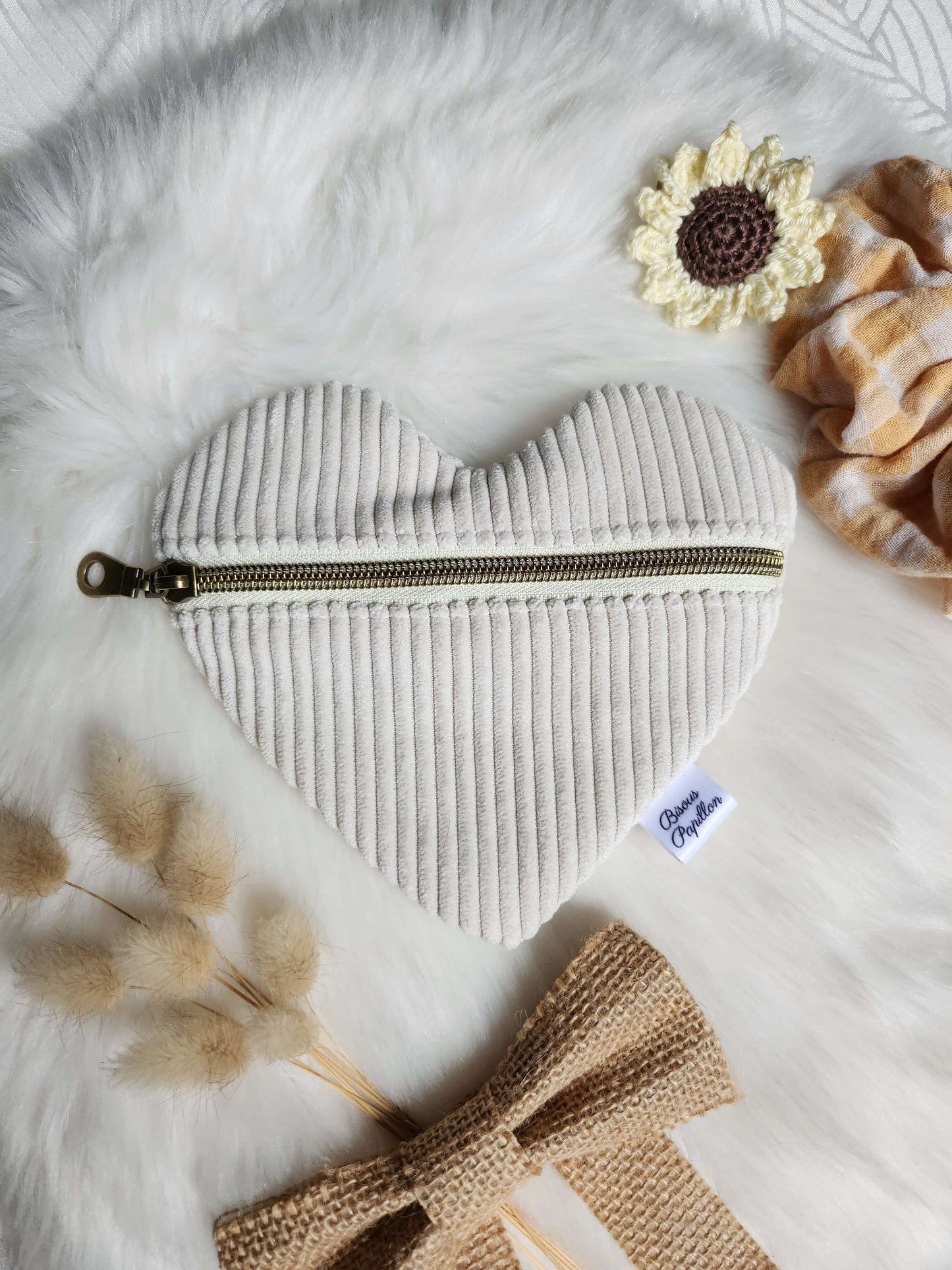 Pochette cœur – l’accessoire qui bat au rythme de tes journées 💖