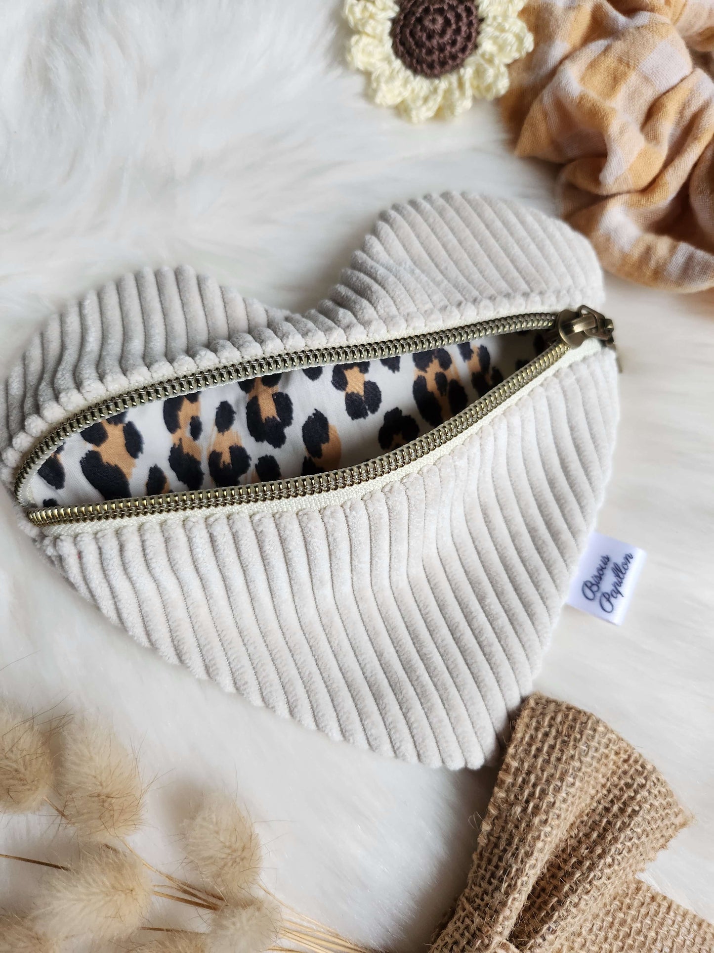 Pochette cœur – l’accessoire qui bat au rythme de tes journées 💖