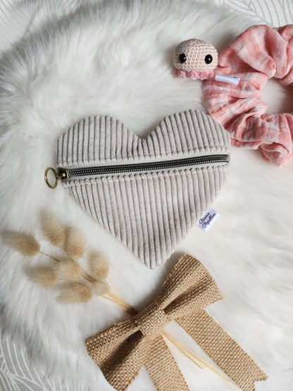 Pochette cœur – l’accessoire qui bat au rythme de tes journées 💖