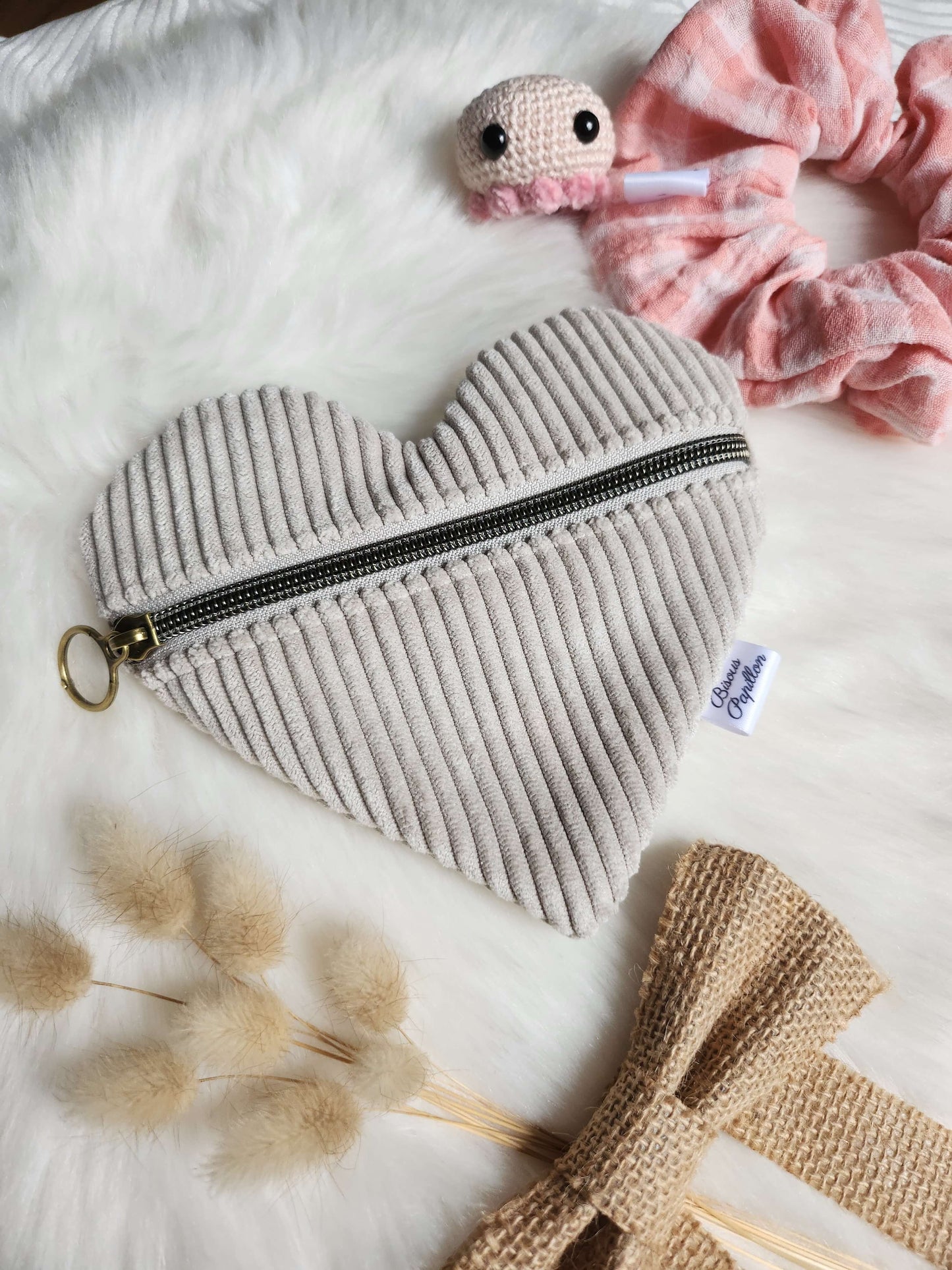 Pochette cœur – l’accessoire qui bat au rythme de tes journées 💖