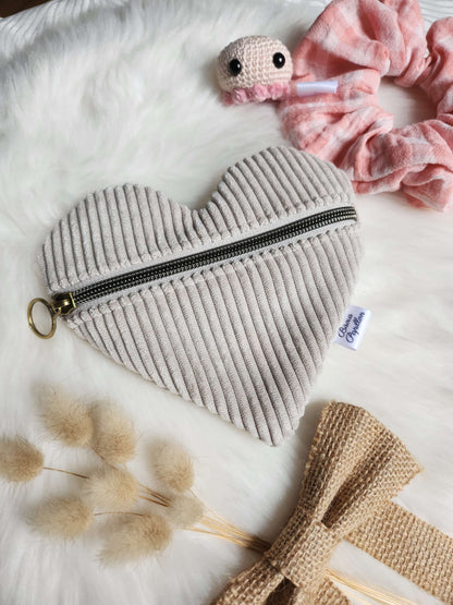 Pochette cœur – l’accessoire qui bat au rythme de tes journées 💖