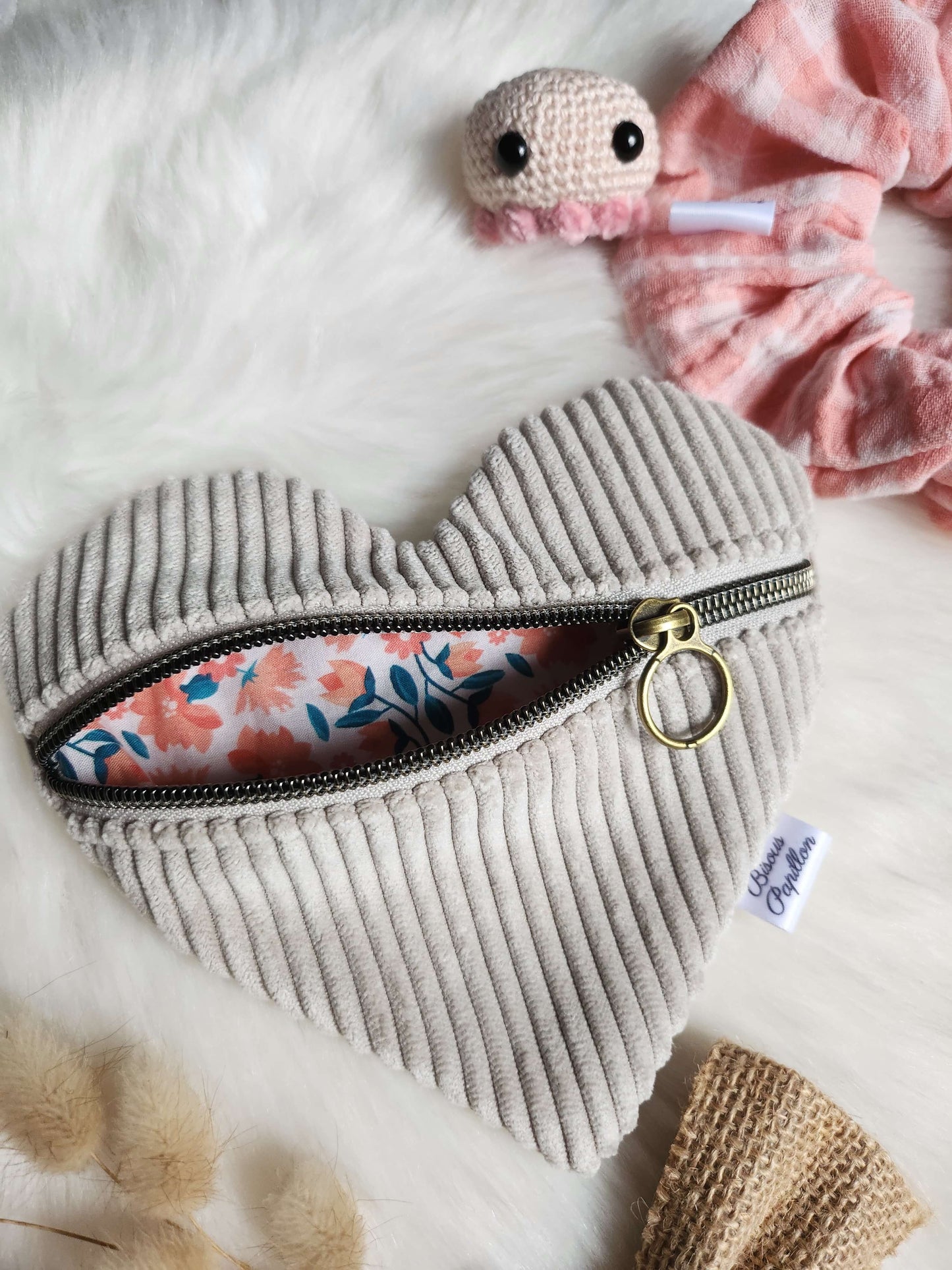 Pochette cœur – l’accessoire qui bat au rythme de tes journées 💖