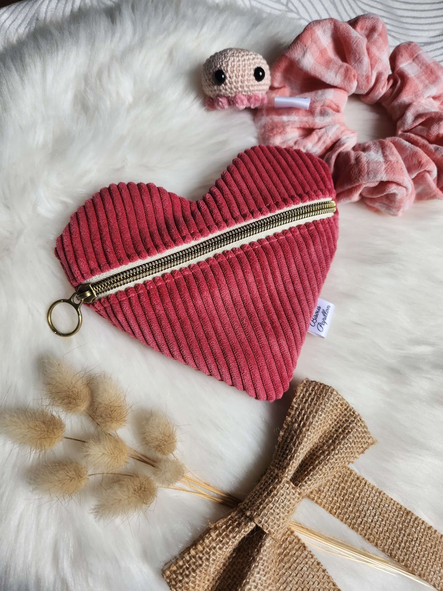 Pochette cœur – l’accessoire qui bat au rythme de tes journées 💖