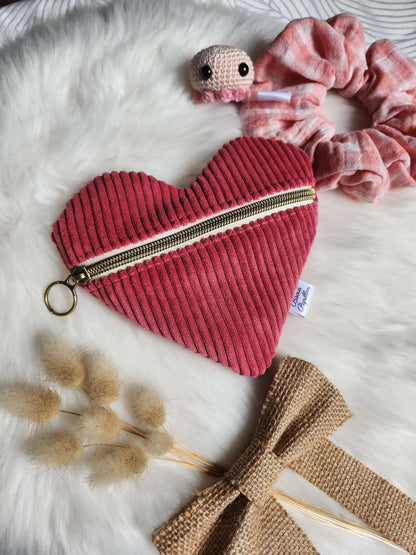 Pochette cœur – l’accessoire qui bat au rythme de tes journées 💖