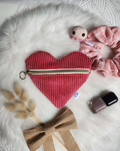 Pochette cœur – l’accessoire qui bat au rythme de tes journées 💖