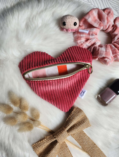 Pochette cœur – l’accessoire qui bat au rythme de tes journées 💖