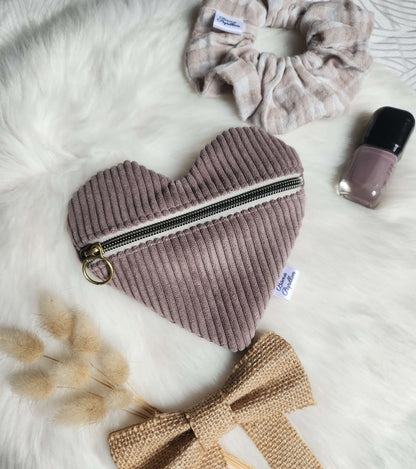 Pochette cœur – l’accessoire qui bat au rythme de tes journées 💖