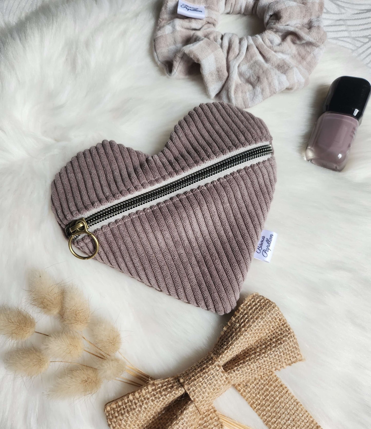 Pochette cœur – l’accessoire qui bat au rythme de tes journées 💖