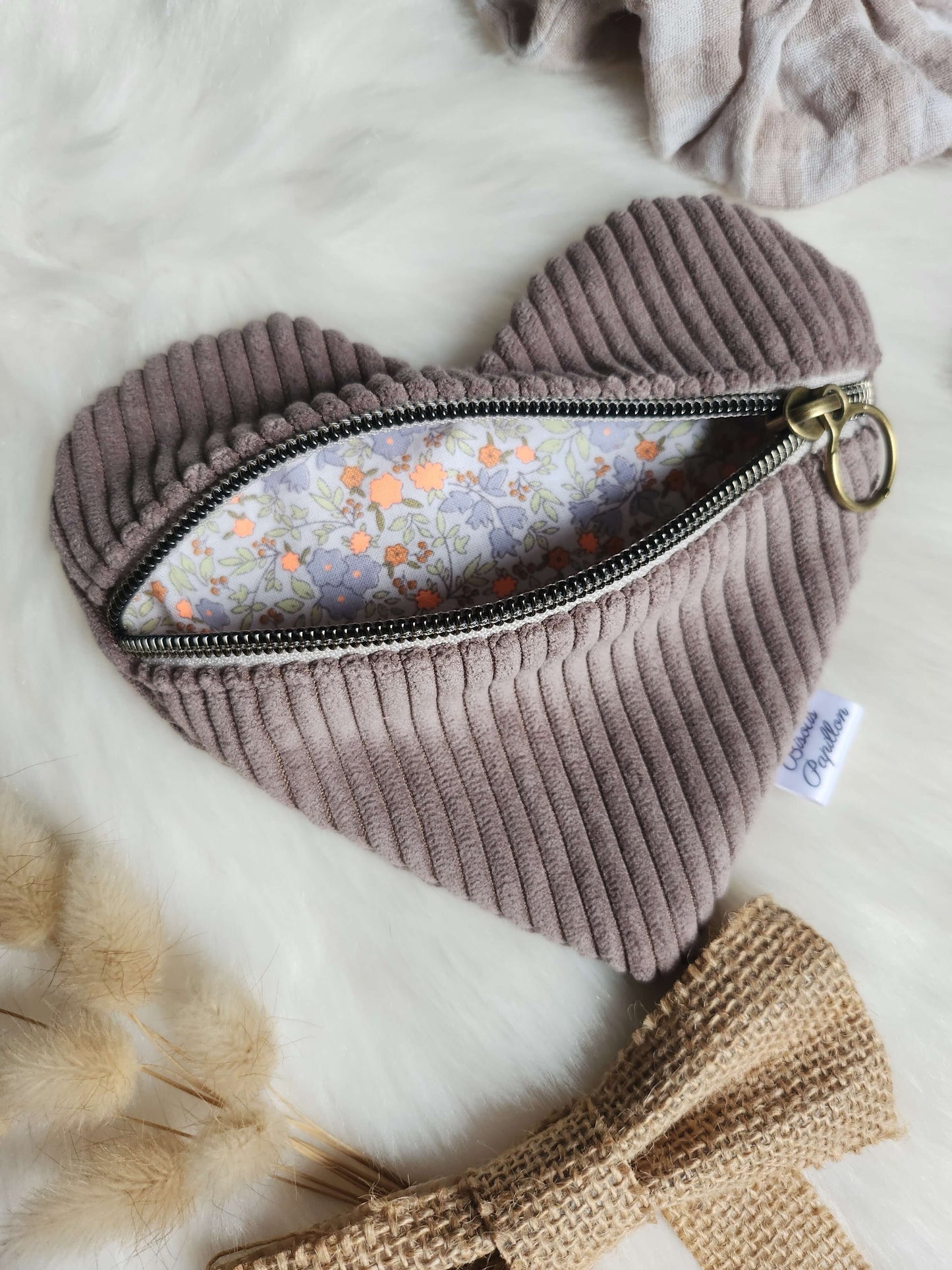 Pochette cœur – l’accessoire qui bat au rythme de tes journées 💖