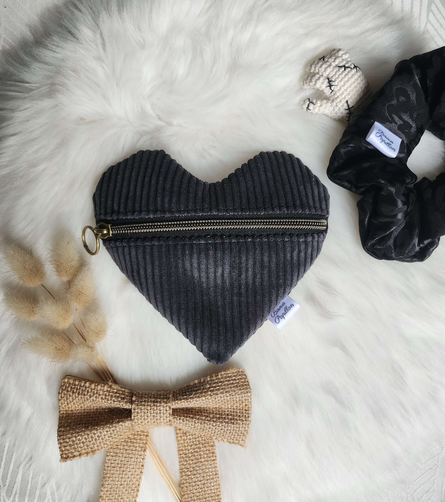 Pochette cœur – l’accessoire qui bat au rythme de tes journées 💖