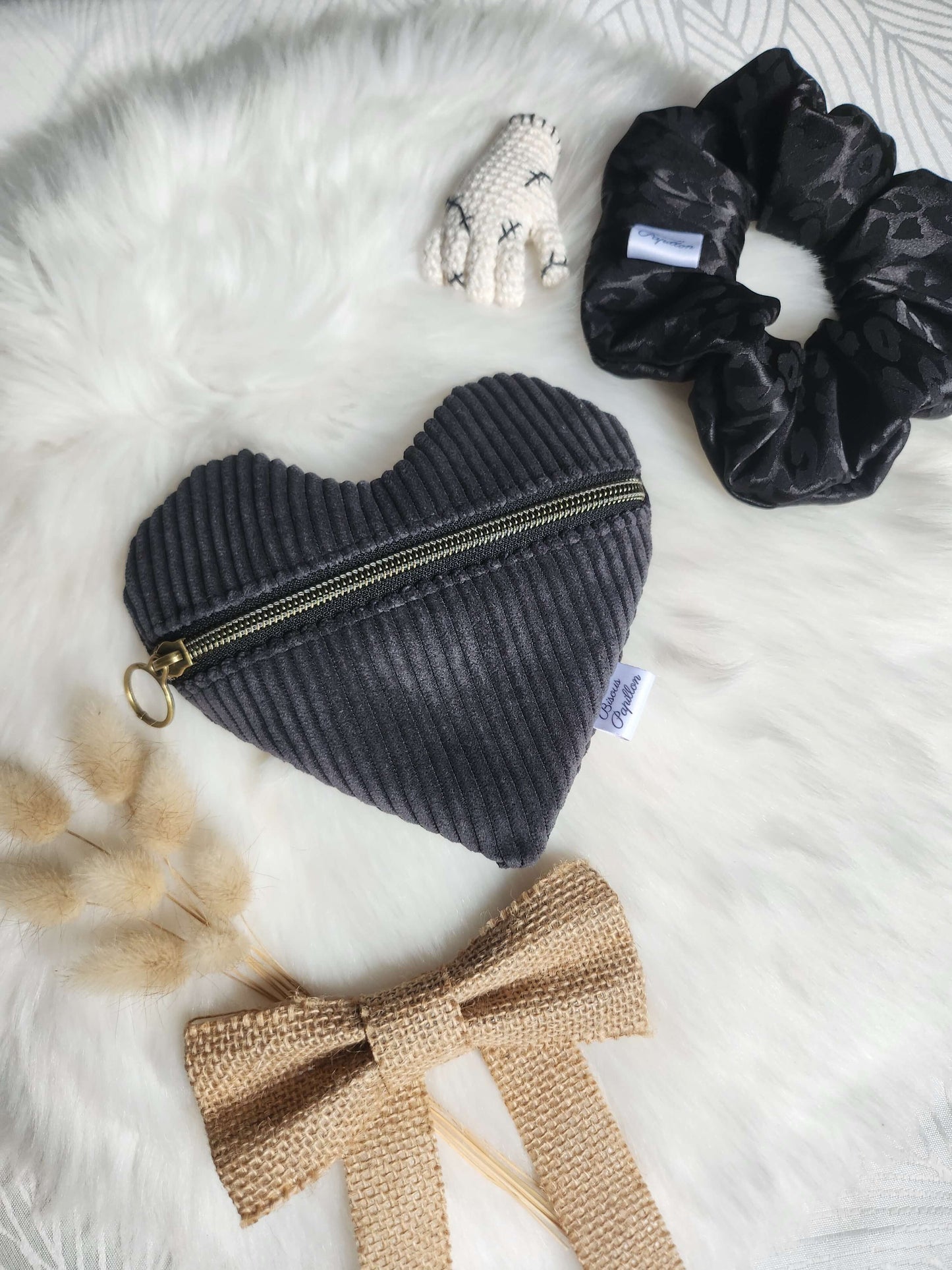 Pochette cœur – l’accessoire qui bat au rythme de tes journées 💖