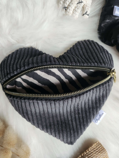 Pochette cœur – l’accessoire qui bat au rythme de tes journées 💖