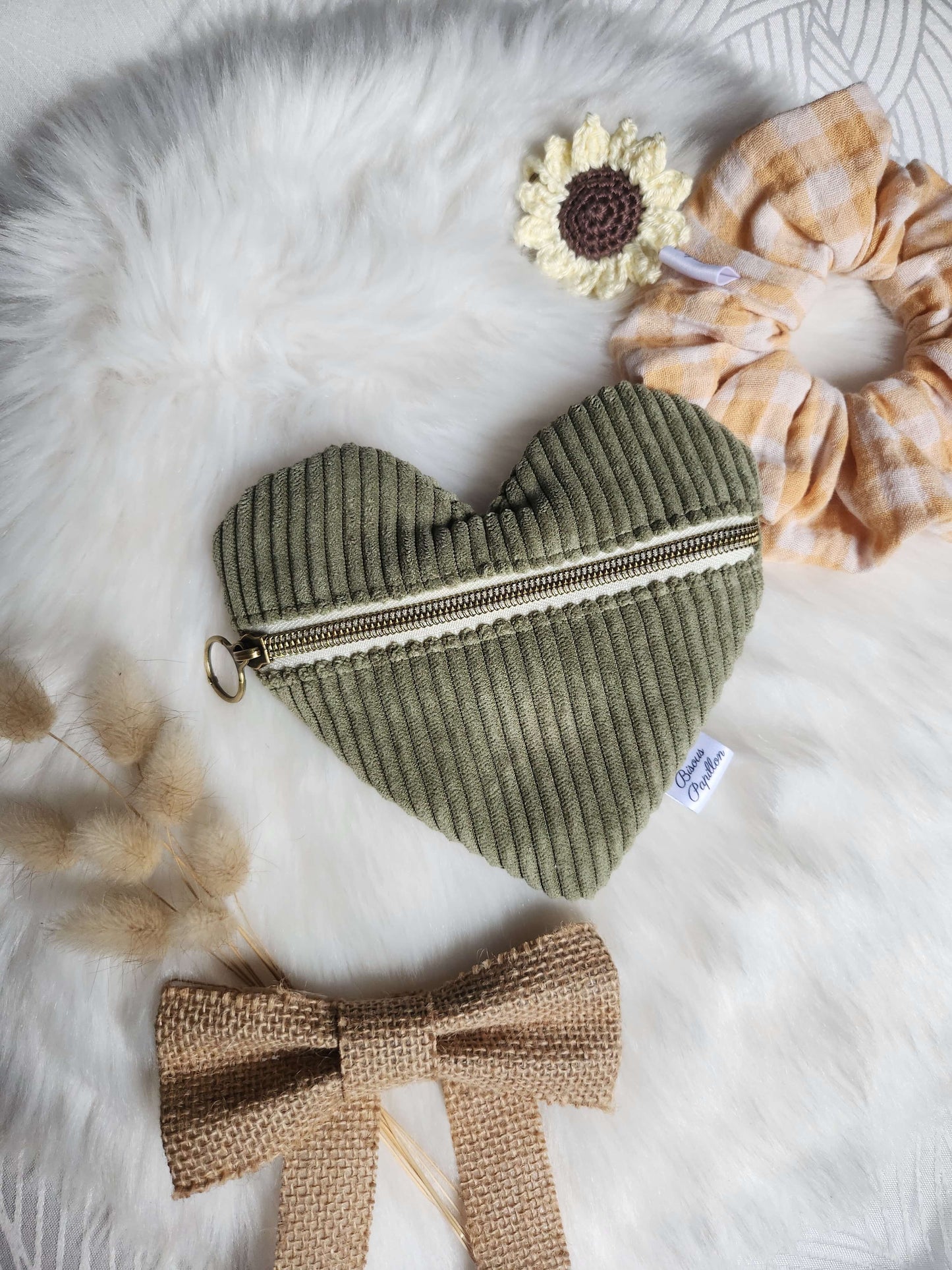 Pochette cœur – l’accessoire qui bat au rythme de tes journées 💖