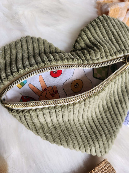 Pochette cœur – l’accessoire qui bat au rythme de tes journées 💖