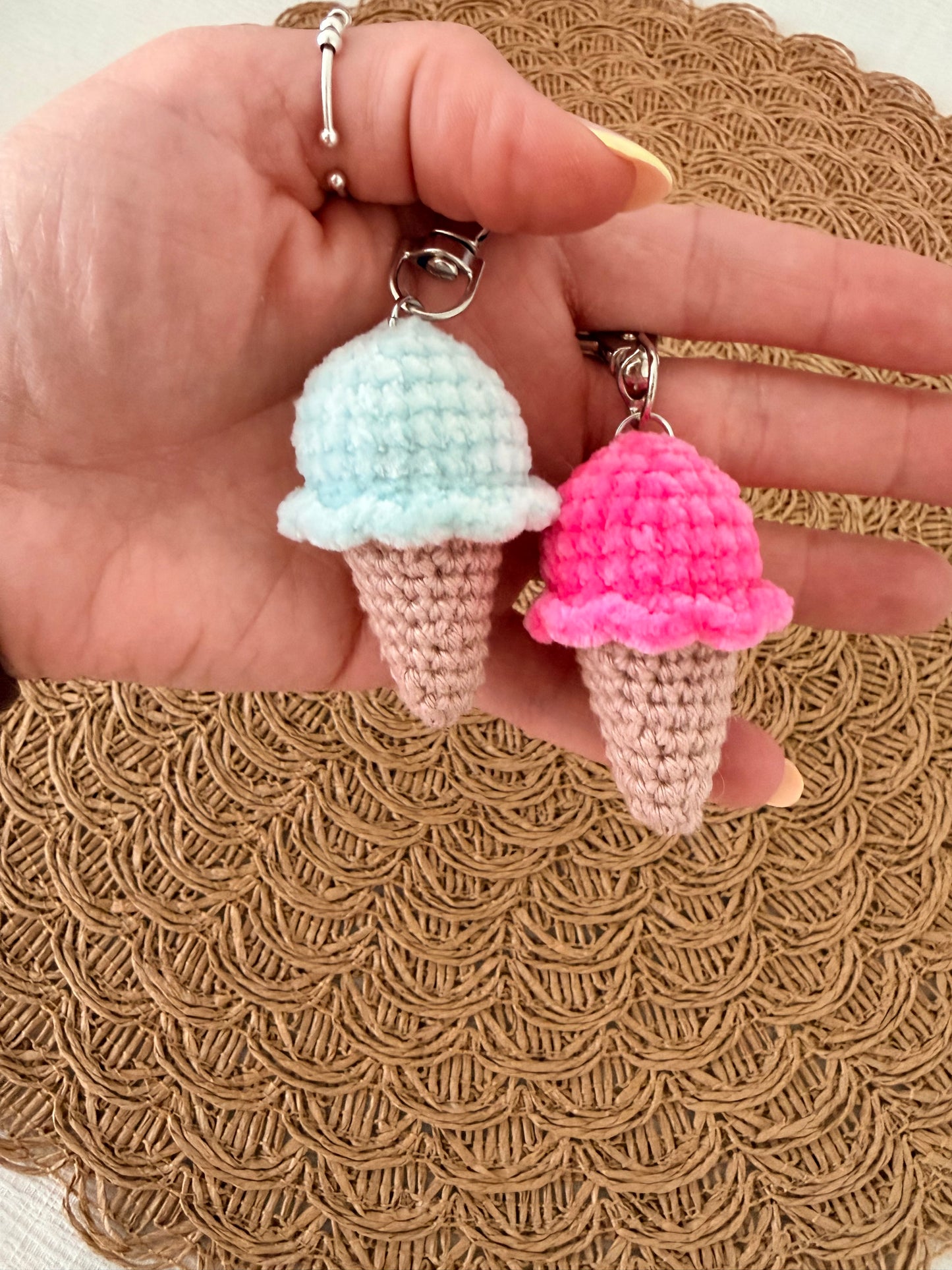 Porte-clé Petite Glace au Crochet – Fait Main Bisous Papillon