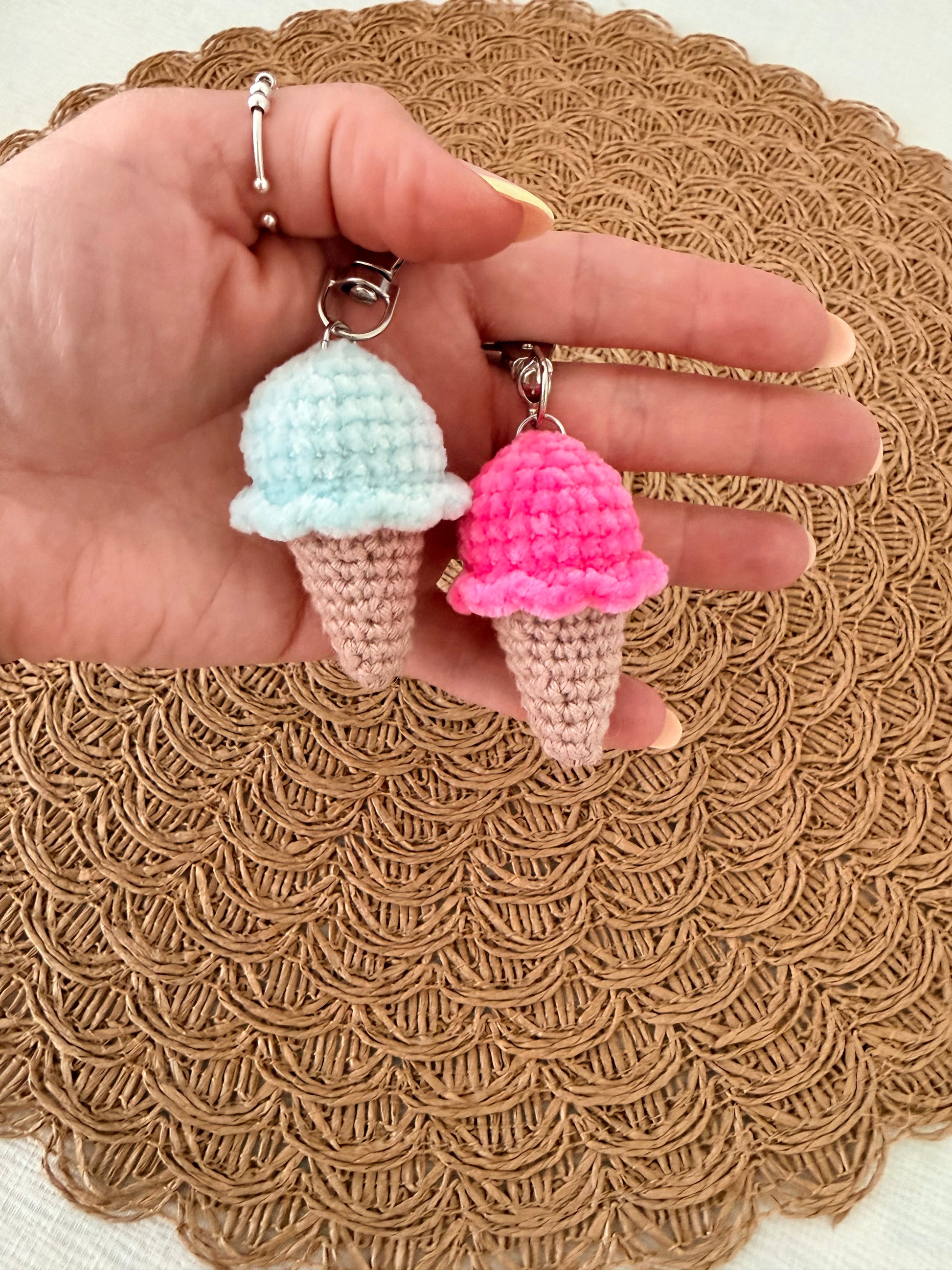 Porte-clé Petite Glace au Crochet – Fait Main Bisous Papillon